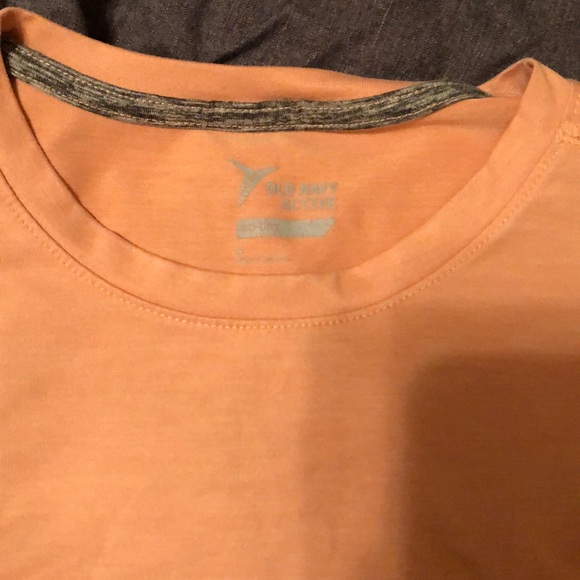 Old navy active wear t-shirt - Picture 2 of 3